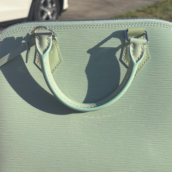 Louis Vuitton Alma Epi - Picture 4 of 12